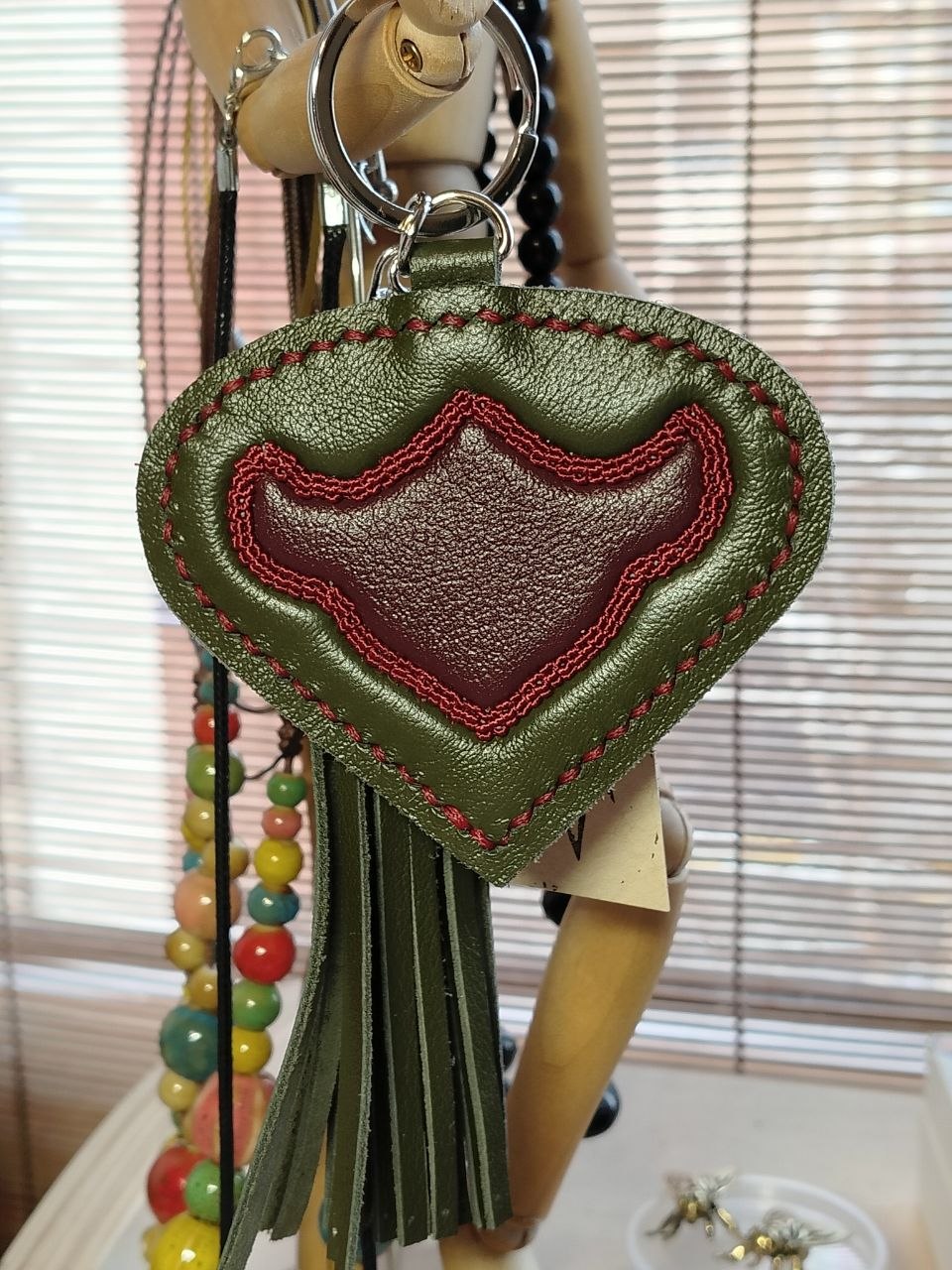 подвес из натуральной кожи выполнен в технике "Кожаная мозаика"