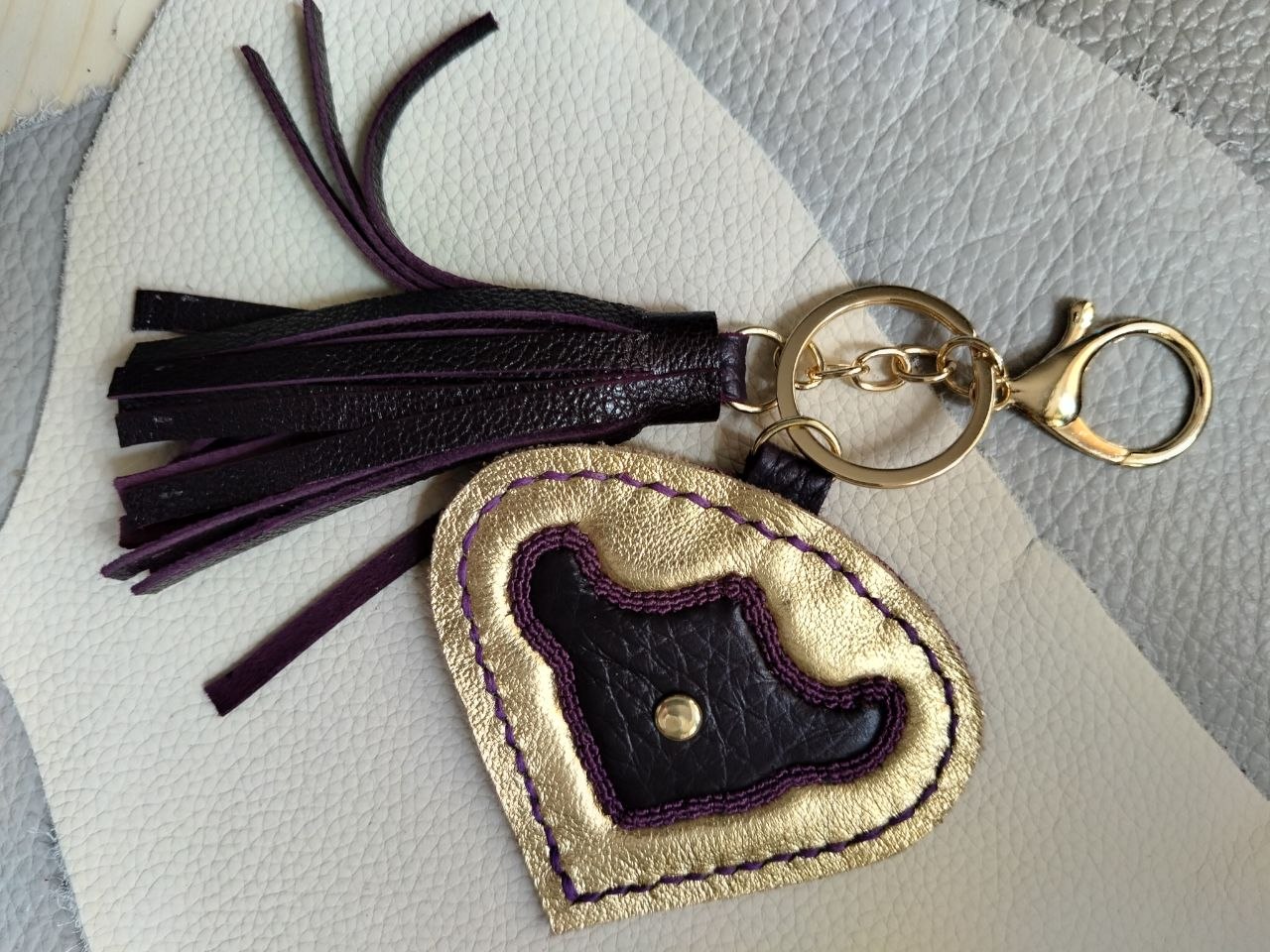 Подвес из натуральной кожи, выполнен в технике "Кожаная мозаика"