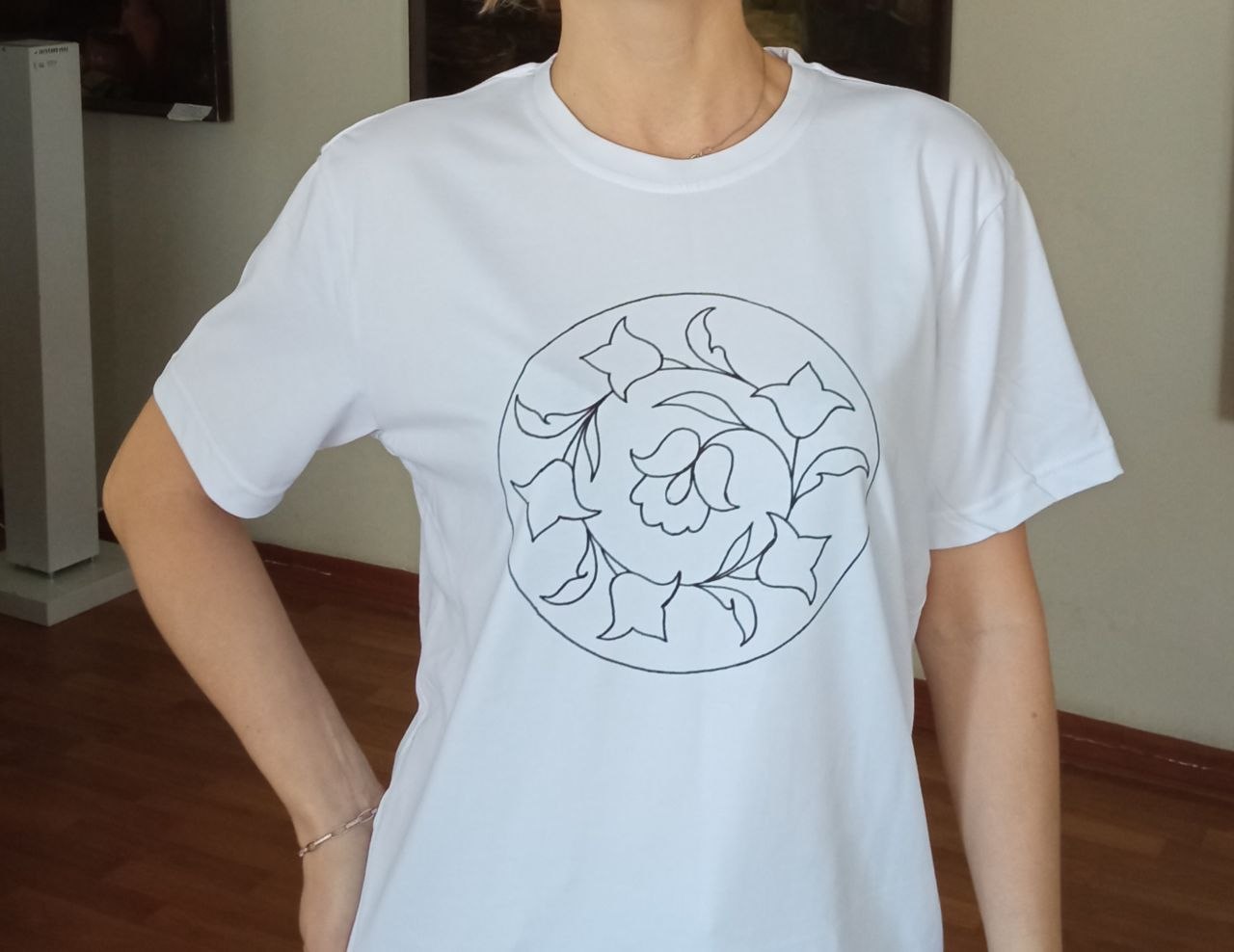 футболка с орнаментом